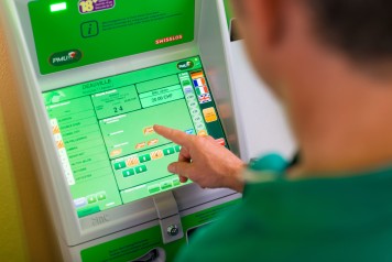 Player plays horse bet on the self-service machine.